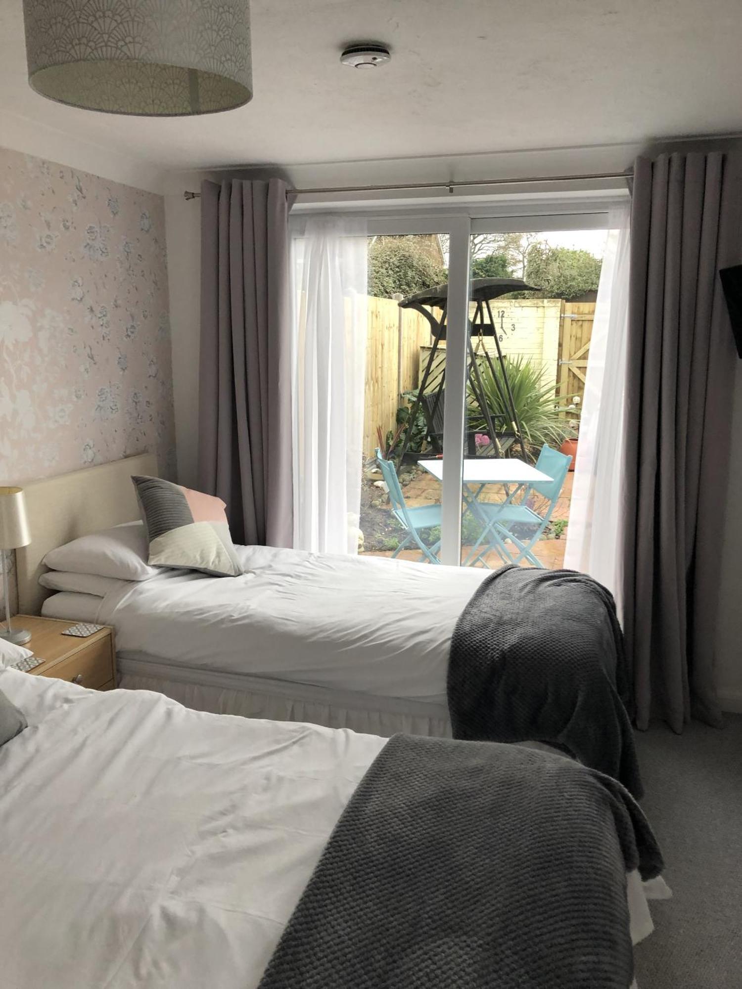 Basingstoke En Suite Room In Garden Annex Екстериор снимка
